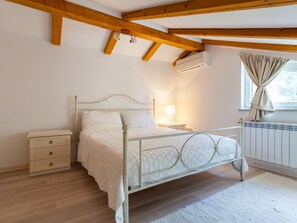 2 habitaciones, muebles diferentes y ropa de cama 