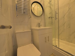 Bathroom - Modern Apartment in Coventry Near the Belgrade Theatre (Coventry)