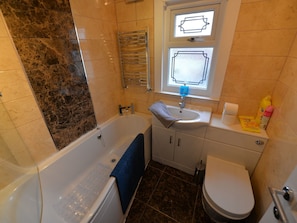 House | Bathroom | Combined shower/tub, towels