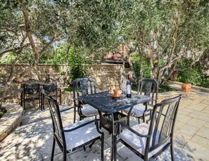 Apartment | Dining - Apartment in Murter With Pool and Sea Views (Murter-Kornati)