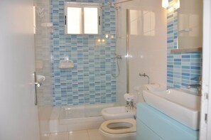 Villa | Badezimmer | Dusche, Handtücher
