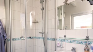 Shower, towels - Luxurious Apartment in Mecklenburg With Furnished Terrace (Rostock)