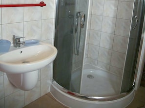 Buồng tắm vòi sen 
