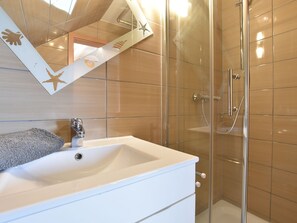 Apartment | Bathroom | Shower - Modern Apartment in Kühlungsborn With Garden (Kuehlungsborn)