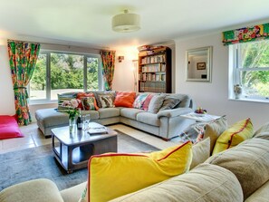 DVD player - Plush Holiday Home in Cornwall With Private Garden (Lostwithiel)