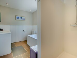Bathtub, towels - Plush Holiday Home in Cornwall With Private Garden (Lostwithiel)