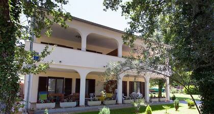 Spacious Apartment With Terrace & Garden Grill