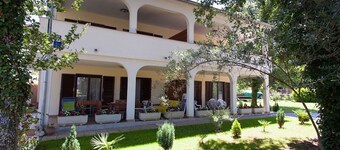 Spacious Apartment With Terrace & Garden Grill