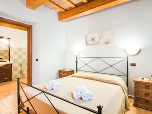 House | 1 bilik tidur, dilengkapkan perabot secara berasingan, cadar katil 