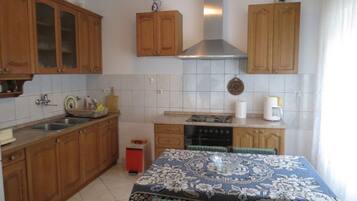 Apartment | Private kitchen | Fridge, oven, coffee/tea maker