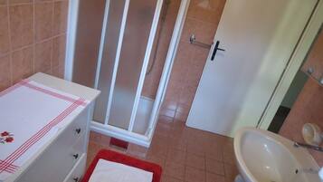 Apartment | Bathroom | Shower, towels