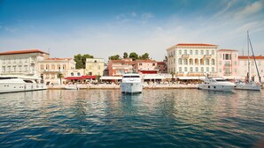 A marina with several yachts docked, surrounded by buildings with balconies and red roofs. - Villa in Vabriga With Private Pool & Garden (Tar-Vabriga)