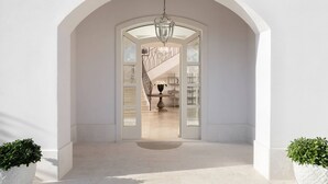 A hallway with an arched doorway leading to a staircase. - Villa in Vabriga With Private Pool & Garden (Tar-Vabriga)