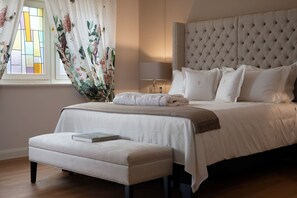 4 habitaciones, muebles diferentes y tabla de planchar con plancha