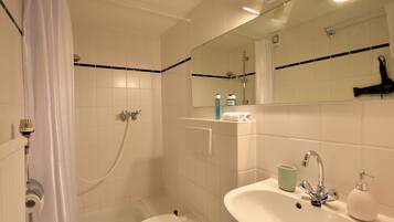 Apartment | Badezimmer | Dusche, Haartrockner
