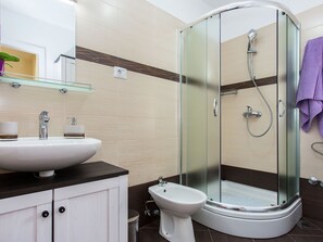 Villa | Bathroom | Shower, towels