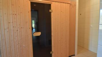 Villa | Badkamer | Een douche