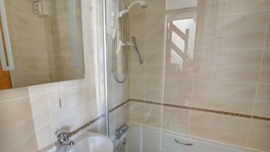 House | Bathroom - Serene Holiday Home in Porthmadog near Beach (Porthmadog)