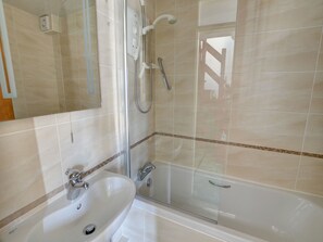 Ferienhaus | Badezimmer | Duschwanne
