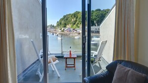 House | Balcony - Serene Holiday Home in Porthmadog near Beach (Porthmadog)
