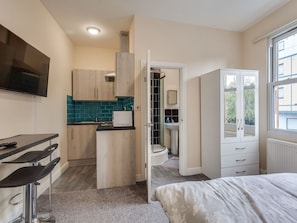 Fridge, microwave, oven, stovetop - Tranquil Apartment in Coventry near Skydome Arena (Coventry)