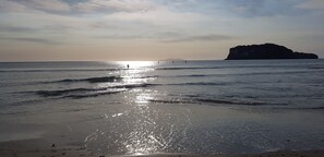 Beach nearby, white sand, 2 beach bars - Heron's Nest (Whangamata)
