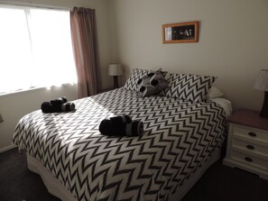 3 Bedroom Beach House | 3 bedrooms, iron/ironing board, free WiFi, bed sheets - Heron's Nest (Whangamata)