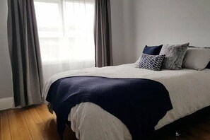 2 bedrooms, iron/ironing board - Entertainers Delight In Invermay (Invermay)