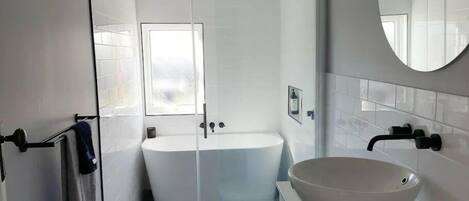 Baignoire, séchoir à cheveux, shampooing