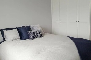 2 bedrooms, iron/ironing board - Entertainers Delight In Invermay (Invermay)