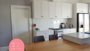 Fridge, microwave, oven, dishwasher - Entertainers Delight In Invermay (Invermay)