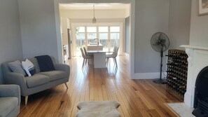 Living area - Entertainers Delight In Invermay (Invermay)