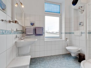 Shower, towels - Modern Apartment in Warnemünde Germany Near Forest (Rostock)