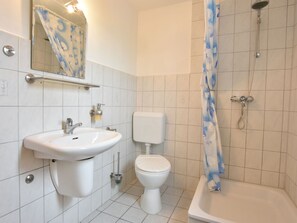 Bathroom - Comfortable Apartment in Steffenshagen With Garden (Steffenshagen)