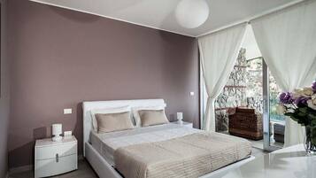 2 bedrooms, desk, WiFi