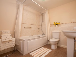 Kombinasi shower/bathtub dan handuk