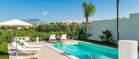 Villa | Alberca | Alberca techada y alberca al aire libre