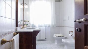 Ferienhaus | Badezimmer | Dusche, Handtücher