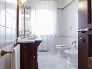 House | Bathroom | Shower, towels - Beautiful Villa With Private Swimming Pool and Close to the sea (Civitanova Marche)