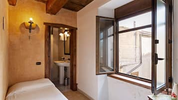 House | 4 bedrooms, bed sheets