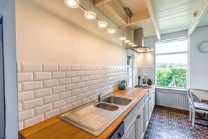 House | Private kitchen | Microwave - Quaint Holiday Home in Nieuwvliet-Bad near Sea Beach (Nieuwvliet)