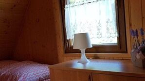 2 bedrooms, individually furnished, bed sheets - A Holiday Home With a View of Wilkasy Lake. Living Room, 2 Bedrooms, Barbecue (Gizycko)
