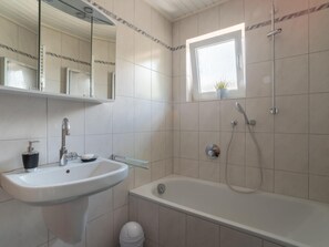 Apartment | Bathroom - Tranquil Apartment in Marktleuthen near River & Forest (Marktleuthen)