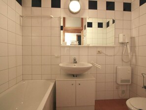 House | Bathroom | Bathtub - A Charming Cottage Rich in History (Momignies)