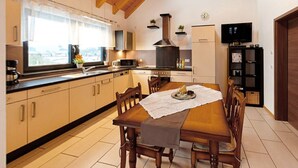 Coffee/tea maker, fridge, oven, dishwasher - Alluring Holiday Home in Steffeln With Sauna (Steffeln)
