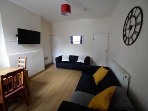 Living room - Elegant Holiday Home in Coventry near Coventry Market (Coventry)