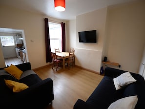 Private kitchen - Elegant Holiday Home in Coventry near Coventry Market (Coventry)