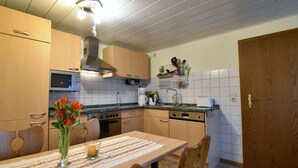 Dining - Quaint Apartment in Grevesmühlen near Lake (Grevesmuehlen)