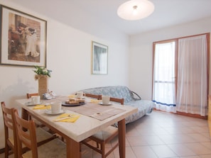 House | Dining - Belvilla by OYO Holiday Home in Rosolina (Rosolina)
