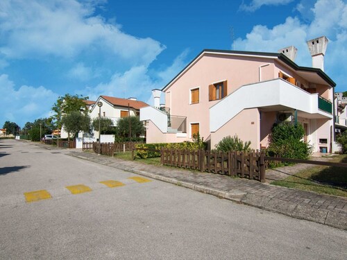 Cozy Holiday Home in Rosolina near Sea Beach